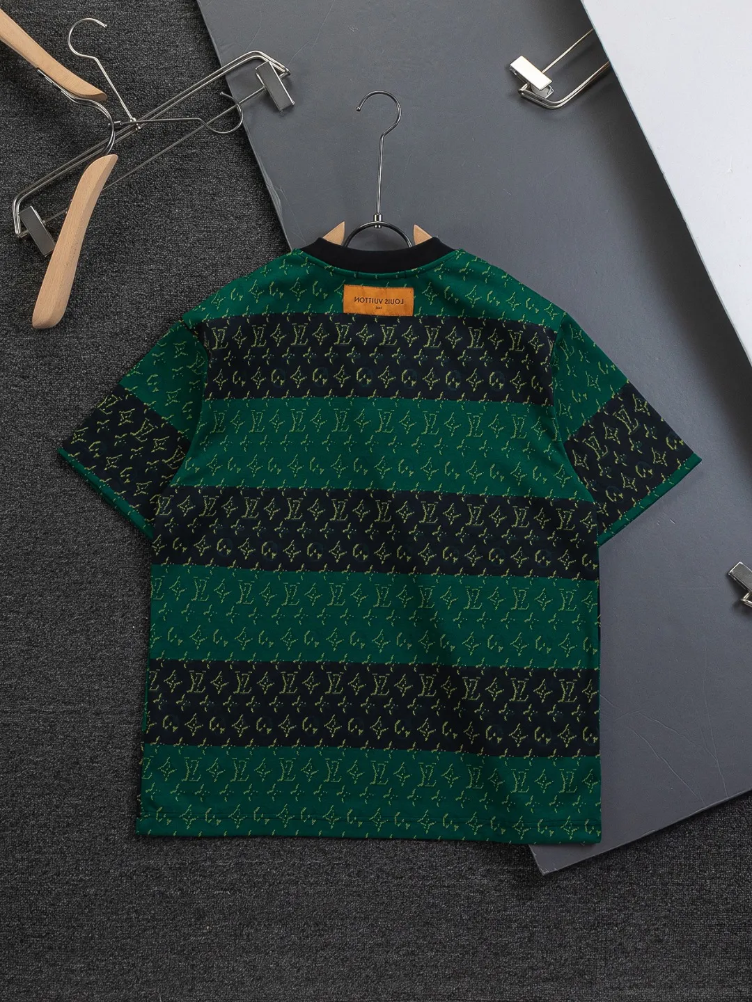 🅿️200 Louis Vuitton 1V LV lv slightly wide version S-XL LV 26ss new products are available at counters simultaneously. Multiple craftsmanship. Contrast color jacquard large stripes all over the body 🪡 embroidery. Round neck short-sleeved T-shirt, same style for men and women! Consigned to one-to-one creation. Synchronized with the official website, pure cotton fabrics at the counter! It is close to the skin and comfortable, durable and easy to wear. It has a classic and simple logo design and meticulous original craftsmanship. Short-sleeves, a must-have item for men, do not appear to be the same for the general public, but must be unique and eye-catching. This LV short-sleeve is all about quality, comfort, the same shape and fashion as always, including fabrics and cutting techniques. All of them have been made with great effort! 320 grams of washed pure cotton fabric, pure cotton is breathable, very refreshing and comfortable for daily wear. The rib knitting on the neckline is smooth and tight, and the neckline will not be skewed if you toss it at will. The loose version, you will find that it looks really good on the upper body. The overall is minimalist and neat, super versatile for daily use! Pair it casually with a pair of pants for a youthful look. A T-shirt will make your outfit crazy. It is a fashionable item that can never go wrong! Color: Black White Size: S-XL Size chart: S: Shoulder width 50-Bust 56-Length 70 M: Shoulder width 52-Bust 57-Length 72 L: Shoulder width 54-Bust 59-Length 74 XL: Shoulder width 56-Bust 62-Length 76